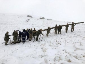 Başkale'de kar yağışı ve fırtına ekili oldu
