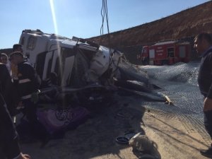 Demir yüklü kamyon devrildi: 1 ölü, 1 yaralı