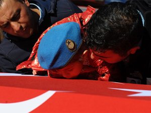 Şehit babaya son öpücük