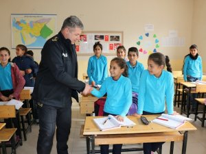 Hakkari polisi sevindirmeye devam ediyor