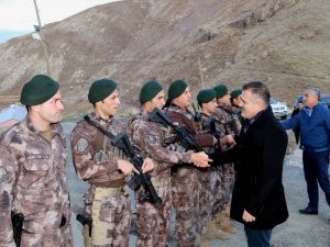 Hakkari valisi kale-2 kontrol noktasını denetledi
