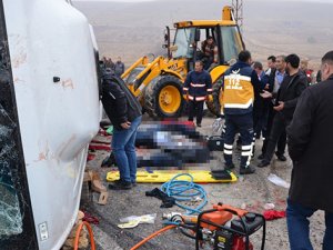 Cenaze taşıyan midibüs devrildi: 4 ölü, 15 yaralı