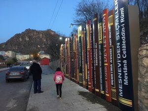 Çukurca'ya renkli kitap tabelaları kurdu