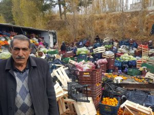 Meyve yüklü kamyon devrildi, meyveler yola saçıldı