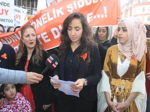 Hakkarili Ak kadınlar kadın şiddetine karşı yürüdü
