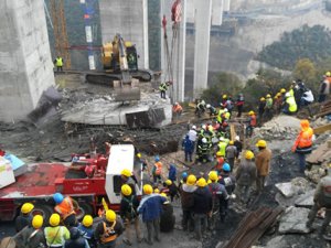 Otoyolu inşaatında beton blok çöktü!