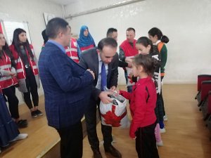 Hakkari Kızılay sevindirmeye devam ediyor