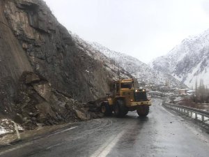 Hakkari-Van karayoluna düşen kayalar temizlendi