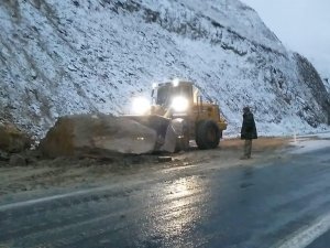 Hakkari-Van karayoluna düşen kayalar temizlendi