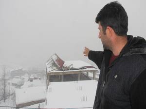 Hakkari’de Karın ağırlığına dayanamayan çatı çöktü