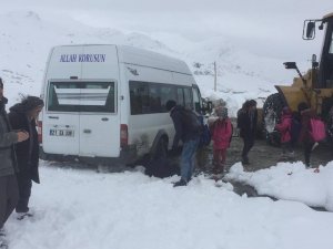 Kar ve tipide Mahsur kalan öğrenciler kurtarıldı