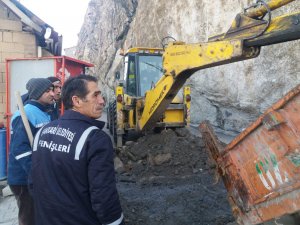 Hakkari belediyesi kar kış dinlemiyor