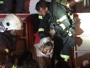 Korkutan yangın: 32 kişi mahsur kaldı