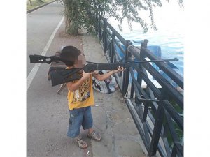 Tabancayla oynarken babasını öldürdü!