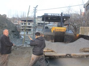 Hakkari’de sıcak asfalt çalışması devam ediyor