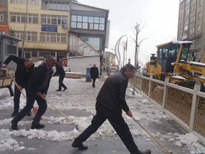 Hakkari’de kar, buz kütleleri temizlendi!
