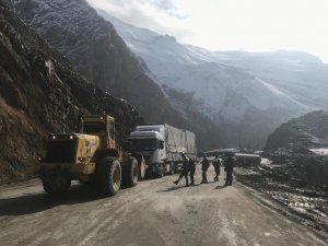 Hakkari-Van karayolunda kalan araçlar kurtardı