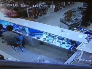 Cep telefonu bataryası bomba gibi patladı