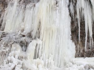 Soğuk hava nedeniyle şelale dondu