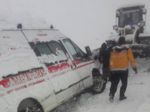 Hakkari’de yolda kalan öğrenciler kurtarıldı