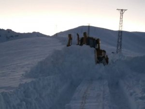 Hakkari’de karla mücadele sürüyor