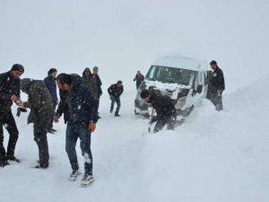 Tipide mahsur kalan öğretmenle kurtarıldı