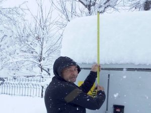 Çukurca’da kar 58 santim olarak ölçüldü