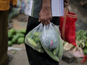 Marketlerde ücretli poşet uygulaması başladı