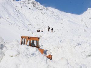 Şırnak-Hakkari karayoluna 10 noktada çığ düştü