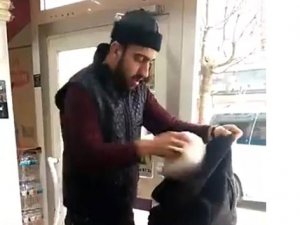 Poşete para vermemek için montunu poşet yaptı