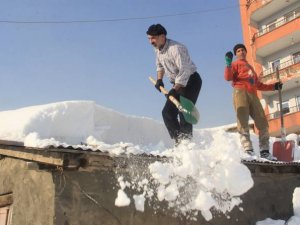 Çatı temizlerken ölümden döndü