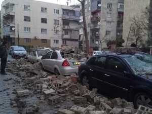 Şiddetli rüzgar duvar devrildi