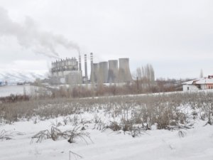 Köylünün üzerine kül yağıyor