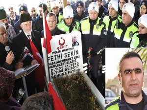 Şehit Fethi Sekin için kabri başında anma töreni