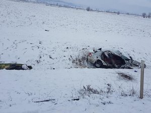 Kamyonla otomobil çarpıştı: 3 ölü!