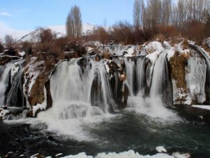 Muradiye Şelalesi kısmen dondu