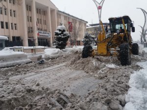 Hakkari’de kar mesaisi yeniden başladı