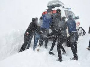 Hakkari’de zorlu karla mücadele çalışması