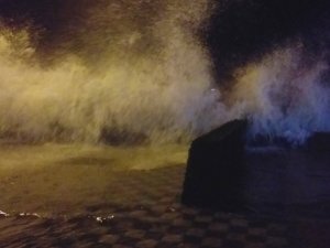 Marmara'yı lodos vurdu: Dalgaların boyu 6 metreyi geçti