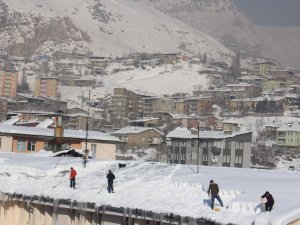 Hakkari belediyesi soğuklarla mücadele ediyor