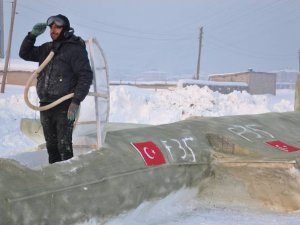 Yüksekovalı gençten kardan F-35 savaş uçağı