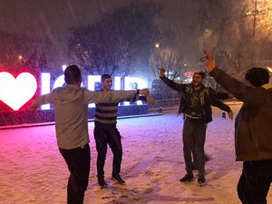 İki yıl sonra kar yağdı: Halay çekerek karşıladılar
