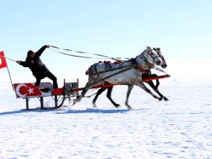 Çıldır Gölü’nde buzlarla görsel şölen