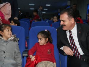 Vali Akbıyık, çocukların sevincine ortak oldu