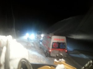 Yolda mahsur kalan ambulans kurtarıldı