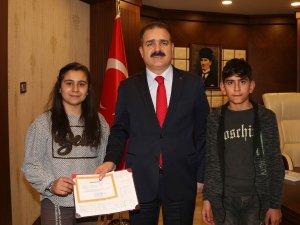 Vali Akbıyık, başarılı öğrenciyi ödüllendirdi