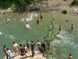 Pesan Çayı'nı Plaja Çevirdiler