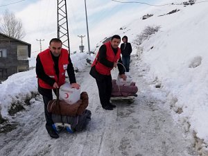 Kızılay yardımları kızaklarla dar gelirli ailelere ulaştırdı