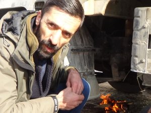 Hakkari'de etkil olan soğuklar araçları dondurdu