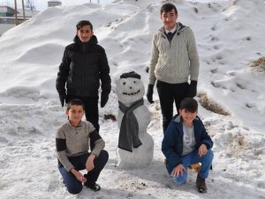 Kardan adam yaparak tatilin keyfini çıkarıyorlar